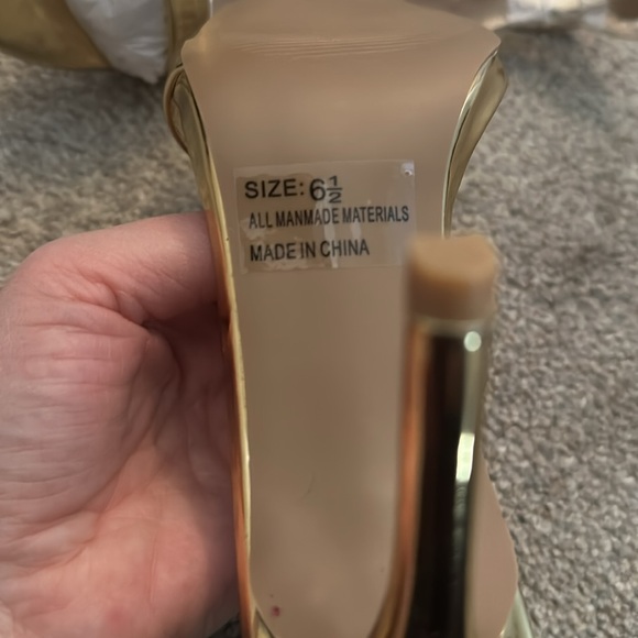 Brand new, shiny gold metallic heels with an ankle strap - Picture 3 of 4